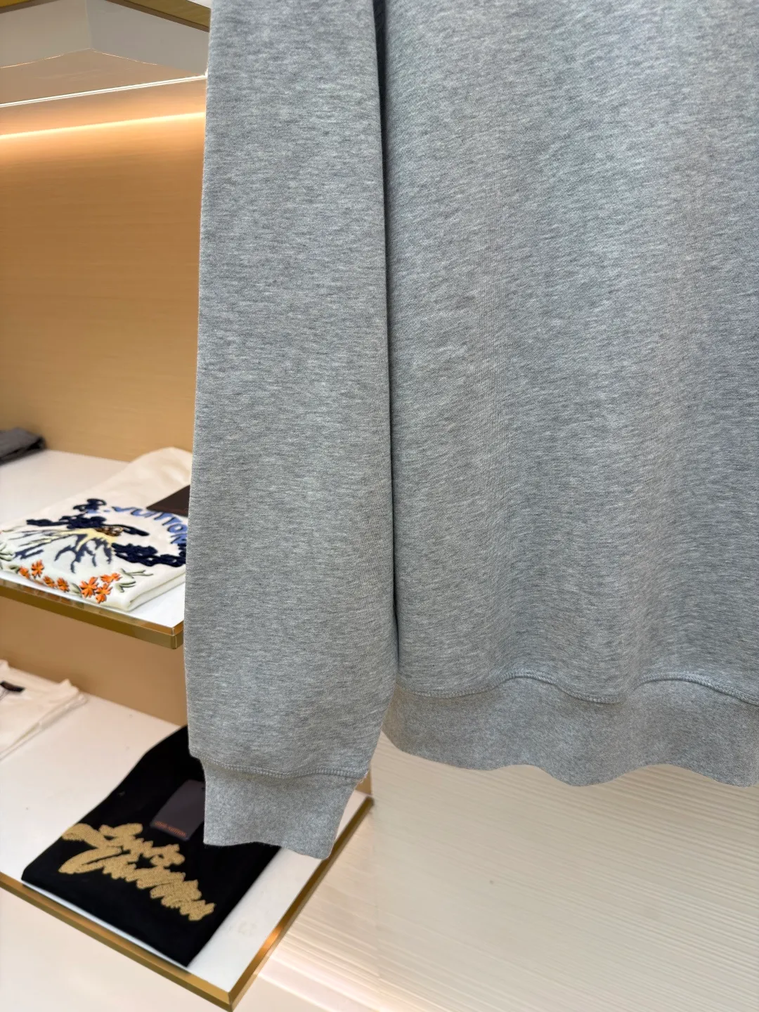 Ralph Lauren logo embroidered sweatshirt ●Original version: Purchased and developed at 1690 ●Item No.: 1681541-A15 ●Fabric: Cloud-like honey cotton fleece sweatshirt fabric ●Technology: Made by Hasuo ●Color: Gray ●Version: Fitted version ●Weight: about 430 grams ●Size: S-M-L-XL ●Description: Customized cloud-like honey cotton fleece sweatshirt material, delicate touch, comfortable and skin-friendly, based on matte gray Comes with a layer of soft light filter. Exquisite indigo pony logo is embellished. It is highly recognizable. It has a breath of freedom and vitality. A symphony of pure and smart colors. It outlines a high-end outline with extreme simplicity. It becomes the smart focus of the vision. Shows taste in silence and adopts imported machine embroidery technology. Uses advanced computer control system and precision mechanical components to realize the iconic pony embroidery operation. High precision. The lines are smooth and delicate, using the Hasuo process. Sewing on a specific machine. The high fastness of Haha thread adds visual effects. It is time-consuming and labor-intensive, and the fabrics are washed. It has a better hand feel and texture. It is not easy to deform, shrink or fade. It maintains long-term beauty. The overall wiring is straight and delicate, the fabric is comfortable and soft, and the color is consistent without color difference. It can be matched with the same style to create a fashionable look and control various occasions. Customized accessories, complete with three standards, same style for men and women!